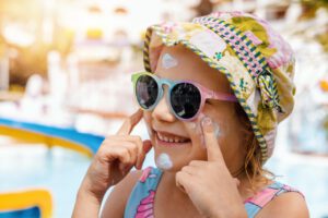 Read more about the article ההבדל בין קרם הגנה מינרלי לכימי ואיך זה משפיע על עורם הרגיש של הילדים